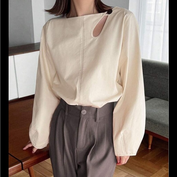 White blouse with black contrast stitching long sleeves key hole button detail - Picture 2 of 5